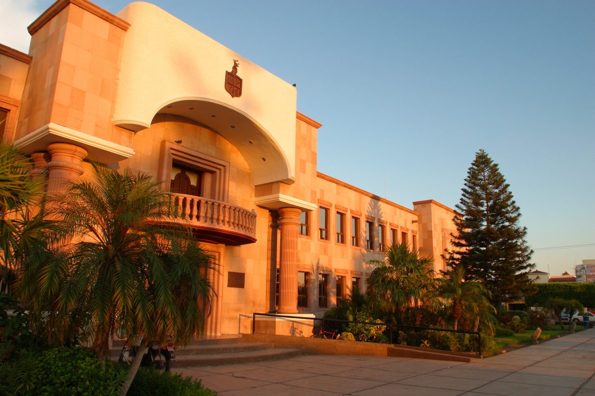 Avanza construcción de auditorio al aire libre en la Laguna de Náinari.