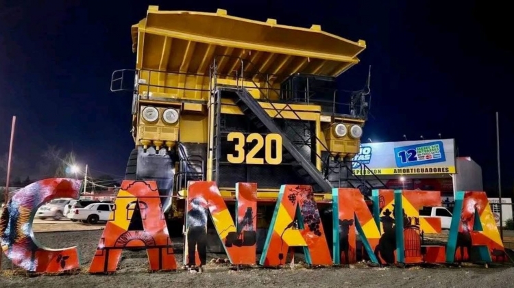 Instalan letras monumentales de Cananea en el Yúcle 320.