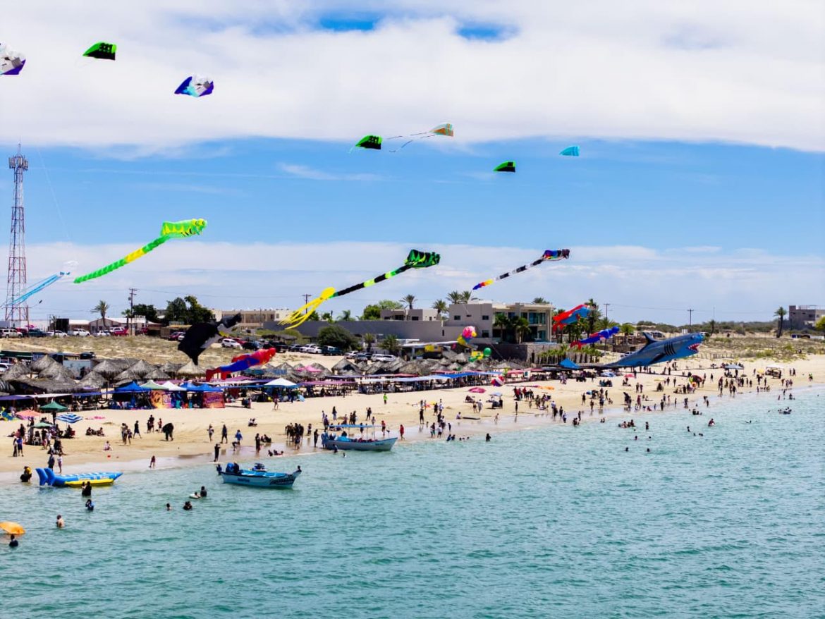 Sky Fest llenó de color el cielo de Bahía de Kino con papalotes gigantes.