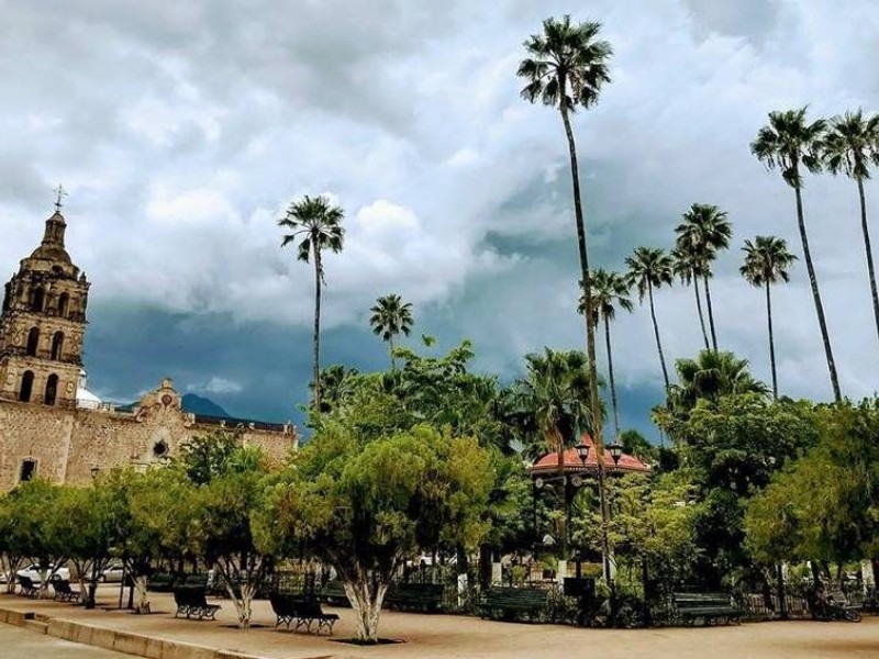 Las primeras lluvias ya comienzan a transformar el paisaje de Álamos, y con ello también crece el movimiento turístico en el Pueblo Mágico.